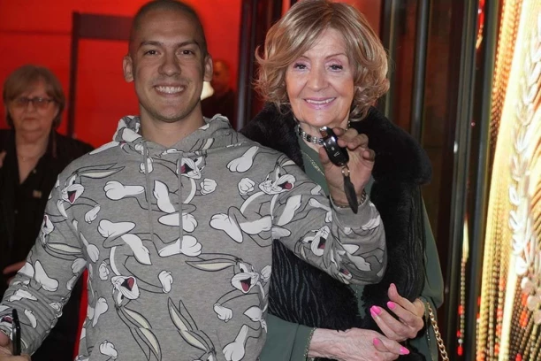 BAKA MORA DA NAĐE NEKO DRUGO PRASE: Lepa Lukić u SKANDALU s jutjuberom - spajali ih, rešila da progovori! (VIDEO)