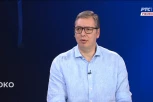 "IMA 50 KILOGRAMA TEŽINE, UDARANA JE PESNICAMA I ŠAMARIMA" Vučić o napadima na novinare u Kosjeriću i Zaječaru