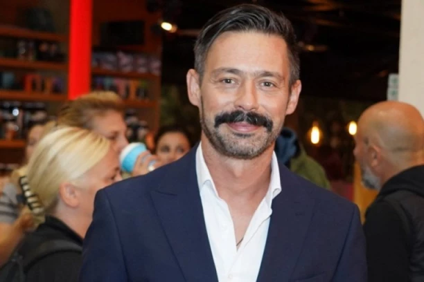 ISPLIVALA PRVA FOTKA MILANA VASIĆA SA SINOM DESPOTOM! Glumčeva žena nikad emotivinija: "Moji dečaci"! (FOTO)