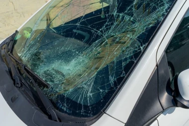 OPASNA DEČJA IGRA NA NOVOM BEOGRADU! Bacali balone s vodom sa osmog sprata, oštećen automobil