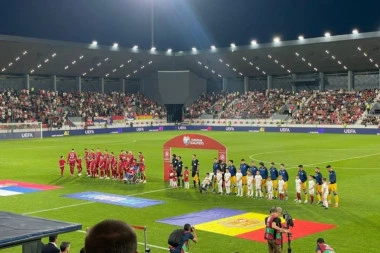 EMOTIVNA ATMOSFERA U LESKOVCU: Ceo stadion pevao Bože pravde nikad glasnije! (VIDEO)