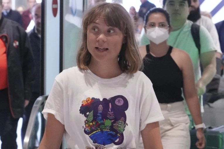 IZRAELCI UHAPSILI GRETU TUNBERG! Pogledajte dramatičan upad vojske na brodove za Gazu! Evo šta su švedskoj blokaderki dali u ruke (VIDEO)