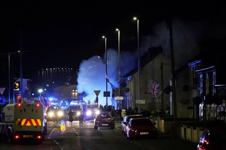 DEMONSTRANTI BACALI MOLOTOVLJEVE KOKTELE, STAKLENE FLAŠE, GRAĐEVINSKI MATERIJAL! Haos na ulicama - policija upotrebila vodene topove, ima povređenih!