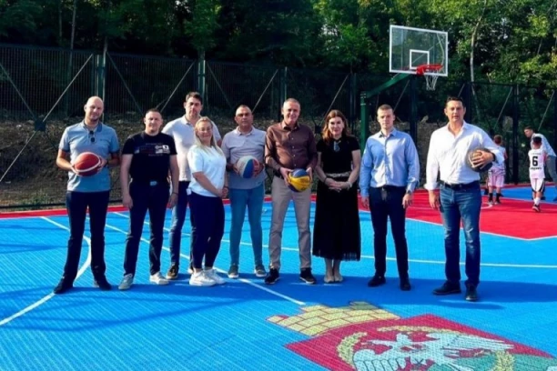 OTVOREN NOVOIZGRAĐENI SPORTSKI TEREN NA DEDINJU: Stanovnici Savskog venca dobili su novo mesto za druženje, igru i sport!