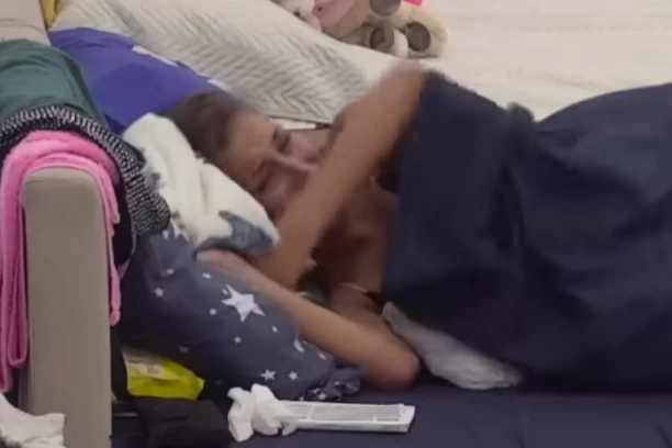 UZNEMIRUJUĆI KRICI LEDE KRV! Stefani HISTERIČNO urla i plače, nabila GLAVU pod jastuk - ono što je IZGOVORILA ježi do kostiju! (VIDEO)