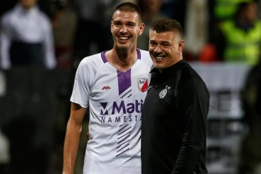 ŠMEKERČINA NA OCA: Sin Save Miloševića zaprosio prelepu Milinu na prelepom mestu, a tek da vidite u čemu su se vozili (FOTO)