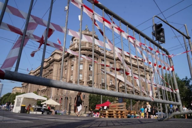 TEROR GRAĐANA NE PRESTAJE! Beograđani, ako krećete iz kuće, izbegnite Nemanjinu i Kneza Miloša, ŠAČICA BLOKADERA I DALJE NE PUŠTA NIKOGA DA PROĐE!