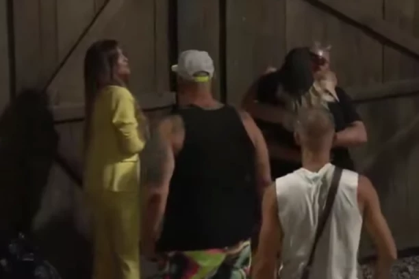 VANREDNO IZBACIVANJE U RIJALITIJU! Produkcija HITNO poslala voditeljku - izbio HAOS na kapiji imanja! (VIDEO)