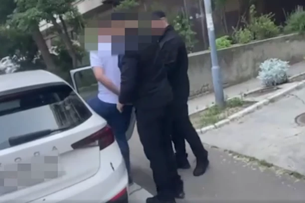 DRAMA RANOM ZOROM U RAKOVICI! Policija upala u kladionicu i uhapsila mladića (24) sa DVA PIŠTOLJA!