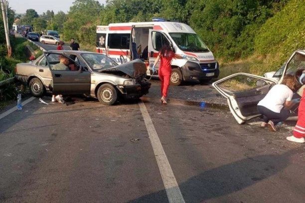 PRVE SLIKE STRAVIČNE SAOBRAĆAJKE NA OBRENOVAČKOM PUTU! Vozač prešao u suprotnu traku i napravio direktan udes - ŽENA LEŽI U KRVI! (FOTO)