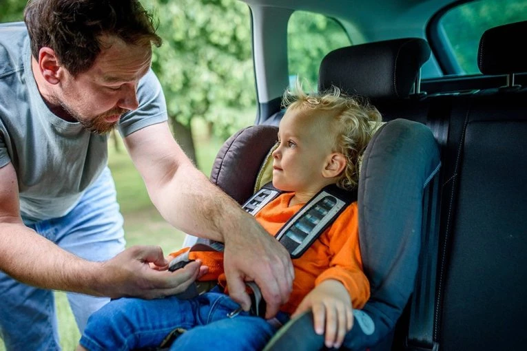 OTAC OSTAVIO DETE U KOLIMA 9 SATI NA PREKO 40 STEPENI! Kada su ga priveli policajci su otkrili da KRIJE JOŠ JEZIVIJU TAJNU