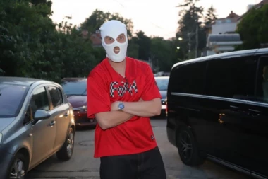 SKANDAL NA PROMOCIJI DEVITOVOG ALBUMA: Reper odlučio da PREVARI javnost, pa se pojavio sa DVOJNIKOM - šokiraćete se kad vidite o kome se radi! (VIDEO)