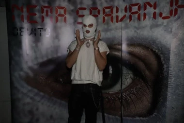 DEVITO SAMO U ZUBIMA NOSI NA HILJADE EVRA! Ogrlica od dijamanata, zlatan sat, kožne pantalone! (VIDEO)