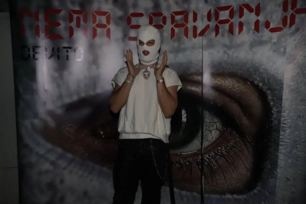 DEVITO SAMO U ZUBIMA NOSI NA HILJADE EVRA! Ogrlica od dijamanata, zlatan sat, kožne pantalone! (VIDEO)