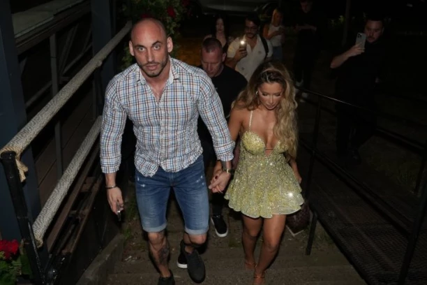 JEDVA ČEKA DA JOJ ĆERKA SAOPŠTI LEPE VESTI! Majka Tee Tairović bacila fanove u trans, pevačica će morati da se oglasi!