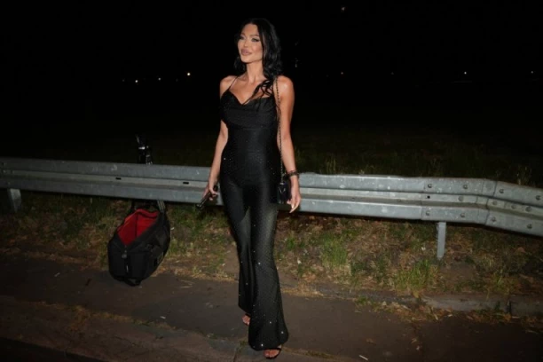 MAJA MARINKOVIĆ STIGLA NA POTPISIVANJE UGOVORA ZA "ELITU 9": Evo u čijem je društvu! (VIDEO)