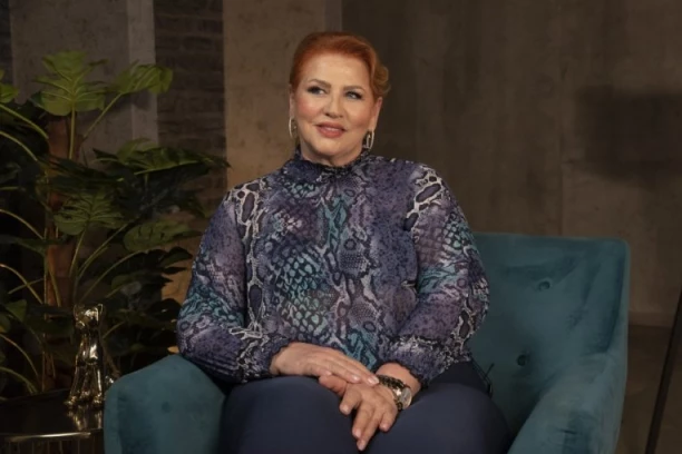 ĆANA U BESNOJ MAŠINI STIGLA NA PINK! Pevačica bez trunke šminke, ne skida osmeh s lica! (VIDEO)