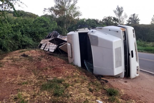 LOM NA AUTO-PUTU KOD UMČARA! Kamionsvom jačinom udario u bankinu i izleteo sa kolovoza!