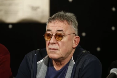 MIMA KARADŽIĆ ŠOKIRAN PORUKOM KOJU JE DOBIO OD 35 GODINA MLAĐE DEVOJKE! Glumac ostao ZATEČEN!