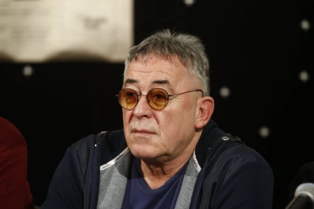 MIMA KARADŽIĆ ŠOKIRAN PORUKOM KOJU JE DOBIO OD 35 GODINA MLAĐE DEVOJKE! Glumac ostao ZATEČEN!