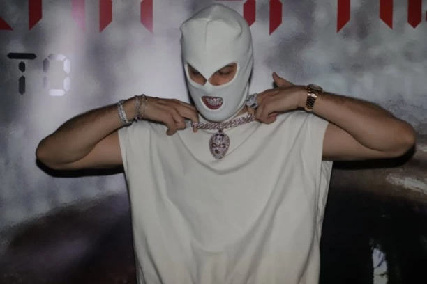 HITNO PREKINUT DEVITOV NASTUP! Devojka se SKINULA na sceni, obezbeđenje odmah REAGOVALO, a onda je i on zaustavio SVE! (VIDEO)