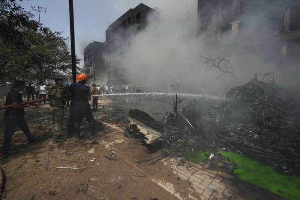 SRUŠIO SE AVION, IMA MRTVIH! Pilot iznenada izgubio komunikaciju sa kontrolom letenja, spasioci na terenu