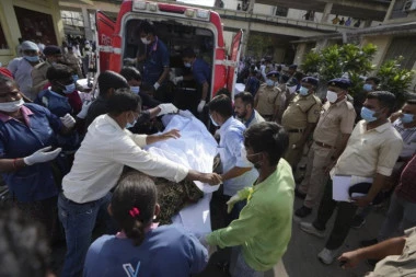 HOROR U ŠKOLI! Četvoro dece mrtvo, njih 17 povređeno nakon pada krova, ljudi izvlače tela ispod ruševina! (VIDEO)