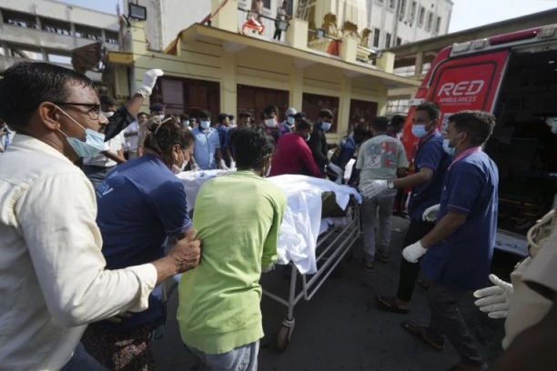 GLEDAO U POD, A ONDA MU JE POZLILO I RASPLAKAO SE KAO NIKAD PRE: Jedini preživeli putnik iz srušenog aviona sahranio ROĐENOG BRATA (VIDEO)