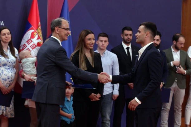 IMATE BIZNIS IDEJU? DRŽAVA POKLANJA POLA MILIONA DINARA: 35 mladih preduzetnika dobilo bespovratnu pomoć