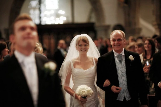 DA LI JE OVO NAJGORI MLADOŽENJA, SVI U CRKVI GLEDALI SU SAMO U NJEGA: Tek da vidite reakciju mlade, ne zna šta ju je snašlo! (VIDEO)