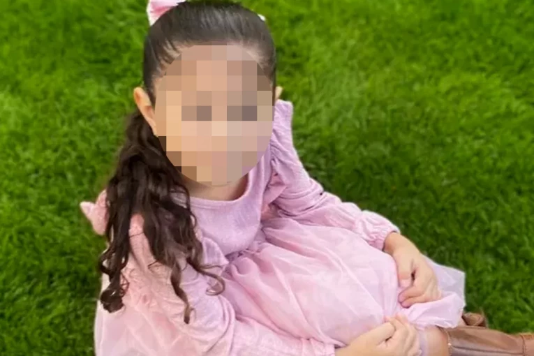 BRAT (9) SLUČAJNO UPUCAO SESTRU (5): Dečak pronašao pušku koju je OTAC SKRIVAO U SOBI