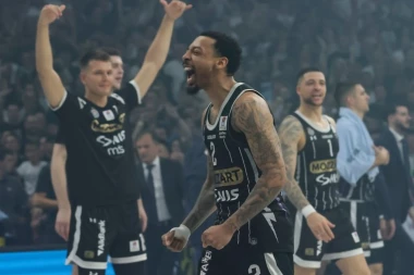 PARTIZANOVA ŽURKA ZA PAMĆENJE: Pogledajte bakljadu navijača crno-belih nakon završetka finala! (VIDEO)