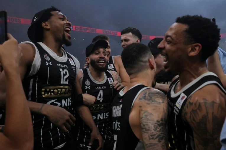 GROBARI VREĐALI KOŠARKAŠA PARTIZANA, A ON IH GLEDAO I SMEJAO SE! Pogledajte ponašanje igrača crno-belih (VIDEO)