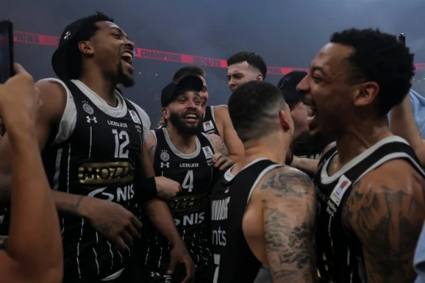 GROBARI VREĐALI KOŠARKAŠA PARTIZANA, A ON IH GLEDAO I SMEJAO SE! Pogledajte ponašanje igrača crno-belih (VIDEO)