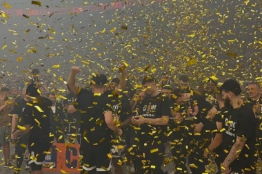 IGRAČI PARTIZANA U TRANSU! Ovako je izgledala ceremonija dodele trofeja (FOTO GALERIJA)