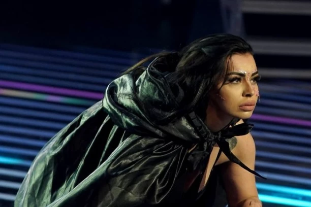 UZNEMIRUJUĆI SNIMAK BIVŠE ZADRUGARKE LEDI KRV U ŽILAMA! Izbacio je na ulicu i sve usnimio, ona JECA (VIDEO)