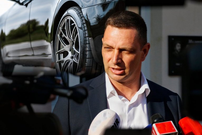 UŽAS U KOSJERIĆU: Odvrnuti šrafovi na točku automobila predsednika opštine Žarka Đokića!