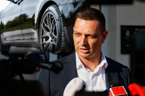 UŽAS U KOSJERIĆU: Odvrnuti šrafovi na točku automobila predsednika opštine Žarka Đokića!