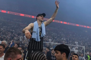 VOLE ĆALETA, VANJU I SALETA: Kapiten Partizana dobio pesmu na proslavi titule (VIDEO)