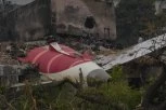 AVION SE SRUŠIO NA SRED PUTA! Ljudi u POTPUNOM ŠOKU: Trčali smo da bismo ga izbegli! (VIDEO)