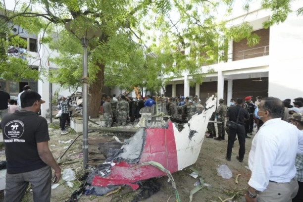 "ODJEDNOM SU SVETLA POČELA DA TREPERE, ZELENA I BELA!" Jedini preživeli putnik iz aviona Er Indije opisao horor nakon nesreće: "LJUDI SU UMIRALI PRED MOJIM OČIMA!"