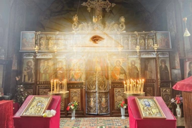 OVO UZNEMIRAVA MNOGE VERNIKE! Odakle "Svevideće oko" ili "Luciferova piramida", zloglasni simbol domanacije elite, u mnogim srpskim crkvama i manastirima!