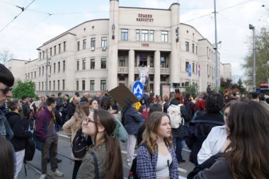 ZBOG NASILNE BLOKADE FAKULTETA SRBIJU MASOVNO NAPUŠTAJU NAJBOLJI STUDENTI! Stručnjaci upozoravaju na posledice po čitavo društvo: "OSTAĆE NAM NERADNICI KOJI SE BAVE POLITIKANSTVOM"