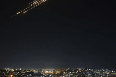 IRAN POKRENUO VELIKU ODMAZDU NA IZRAEL: Lansirani projektili i dronovi ka Tel Avivu - zemljom odjekuju sirene za uzbunu (FOTO/VIDEO)