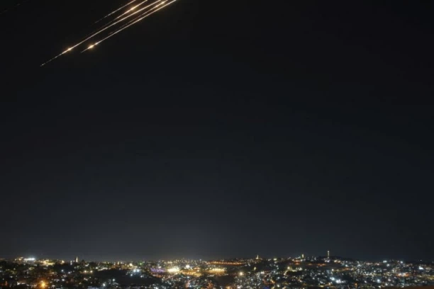 IRAN POKRENUO VELIKU ODMAZDU NA IZRAEL: Lansirani projektili i dronovi ka Tel Avivu - zemljom odjekuju sirene za uzbunu (FOTO/VIDEO)