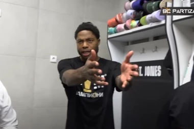 TAJRIKA DŽONSA SAIGRAČI ISPRSKALI, ON SE RAZBESNEO! Hit scene iz Partizanove svlačionice nakon titule! (VIDEO)