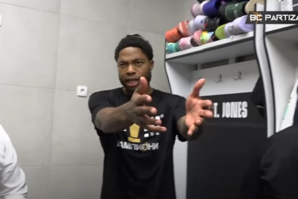 TAJRIKA DŽONSA SAIGRAČI ISPRSKALI, ON SE RAZBESNEO! Hit scene iz Partizanove svlačionice nakon titule! (VIDEO)