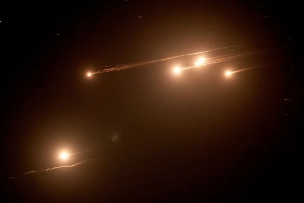 POGOĐENO "SRCE TEL AVIVA": Iran pokrenuo drugi talas napada projektilima na Izrael - NA NEBU SE VODE ŽESTOKE BORBE (FOTO/VIDEO)