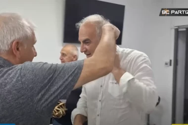 ŽOC UDARIO ZAUŠKU VELIKOM PRIJATELJU! "Spusti glavu, spusti glavu" - usledila je HIT REAKCIJA! (VIDEO)