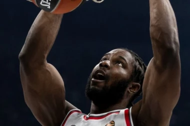 AU, KAKVO POJAČANJE! Zvezda Meridianbet osigurala KRILNOG CENTRA: Od OVE CIFRE će vam se zavrteti u glavi! (FOTO)